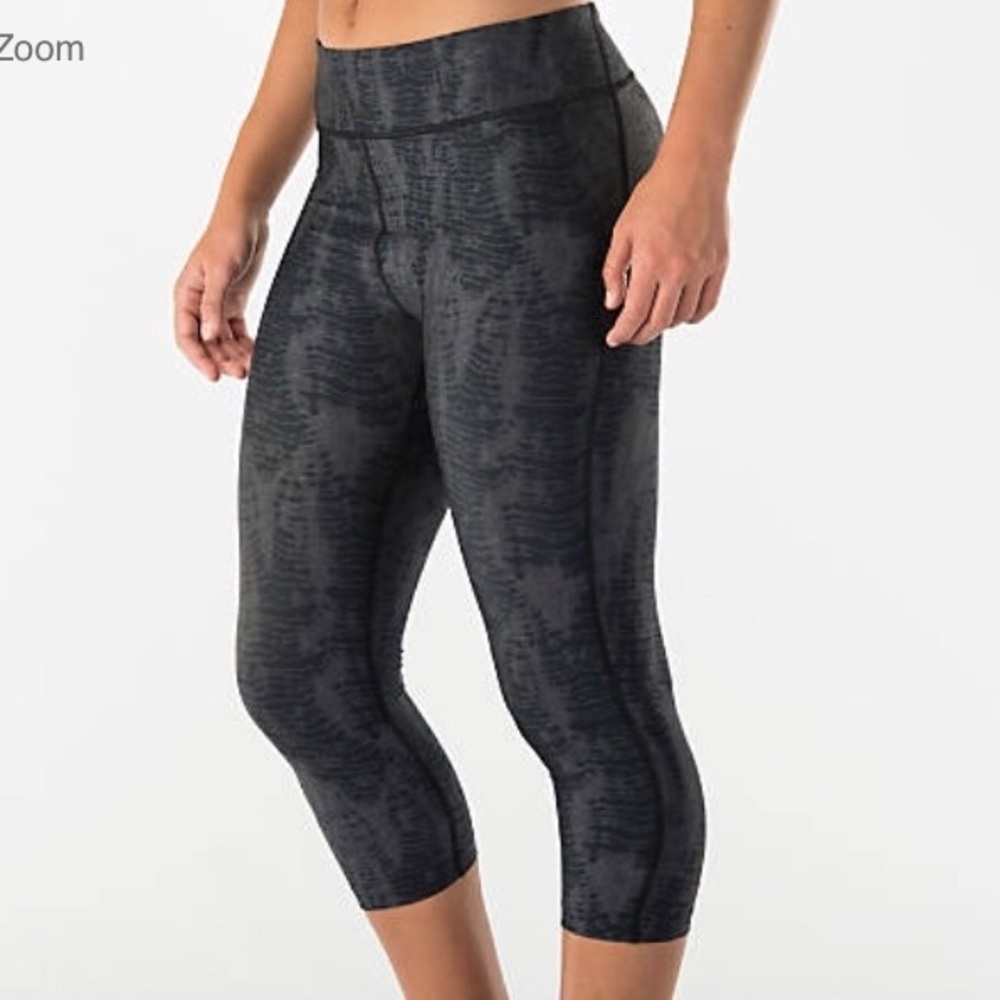 Under armor printed capris–medium–with tags